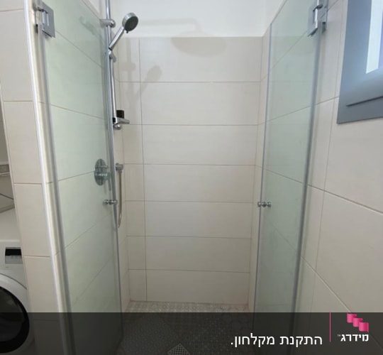 מקלחת עם דלתות זכוכית וראש גשם